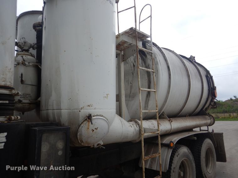 image for item JI9620 1997 Ford LT9000  vacuum truck