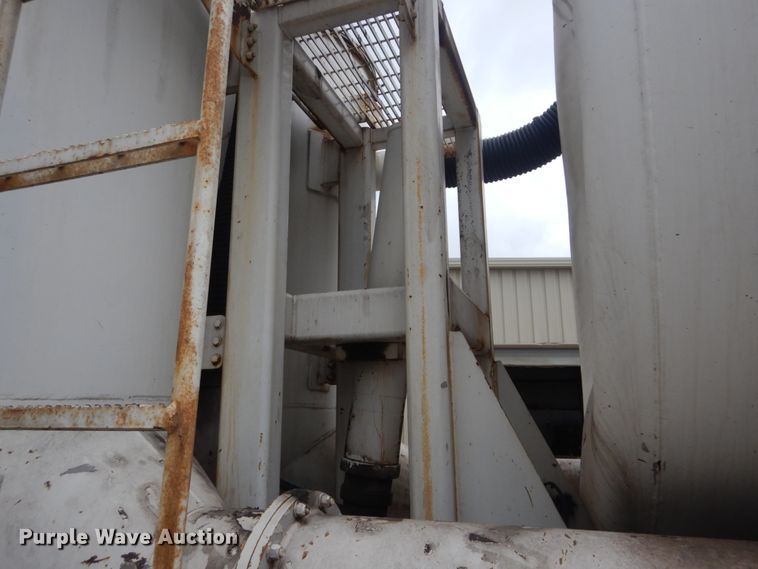 image for item JI9620 1997 Ford LT9000  vacuum truck