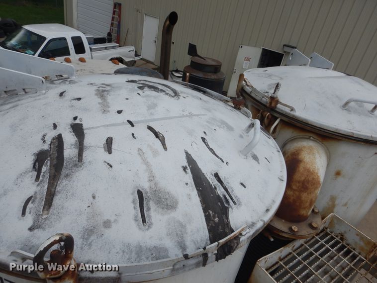 image for item JI9620 1997 Ford LT9000  vacuum truck