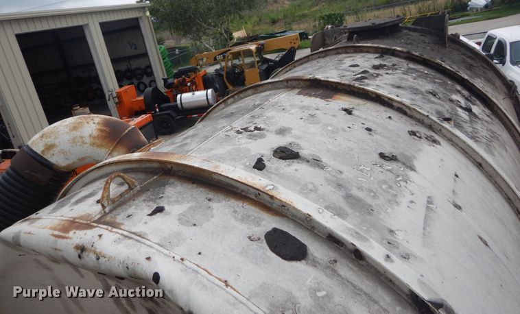 image for item JI9620 1997 Ford LT9000  vacuum truck