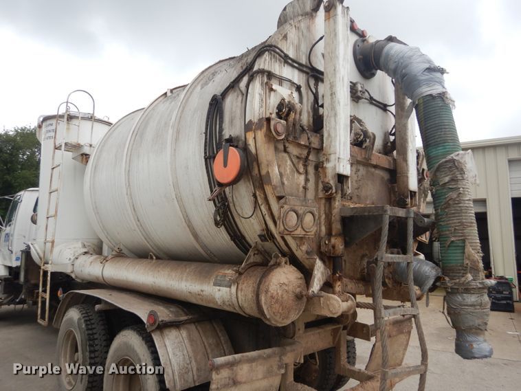 image for item JI9620 1997 Ford LT9000  vacuum truck