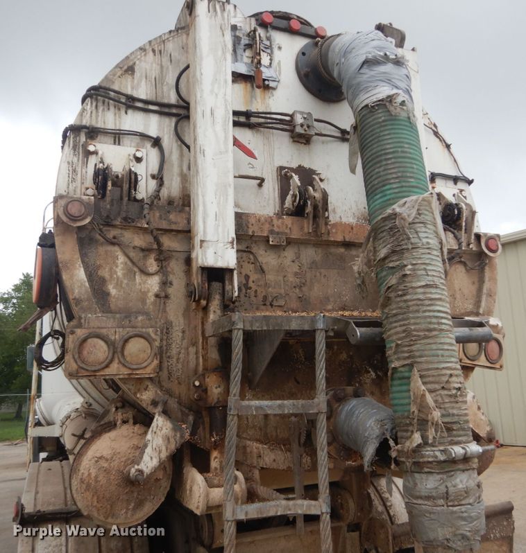 image for item JI9620 1997 Ford LT9000  vacuum truck