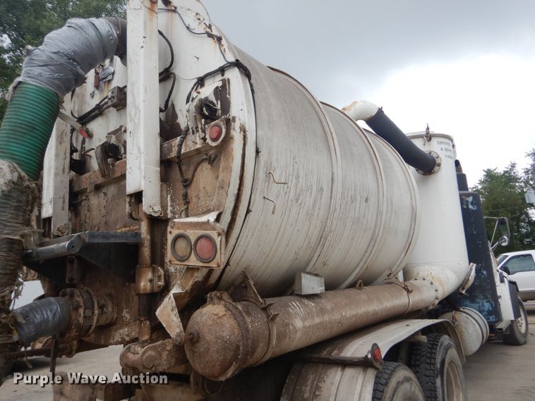 image for item JI9620 1997 Ford LT9000  vacuum truck