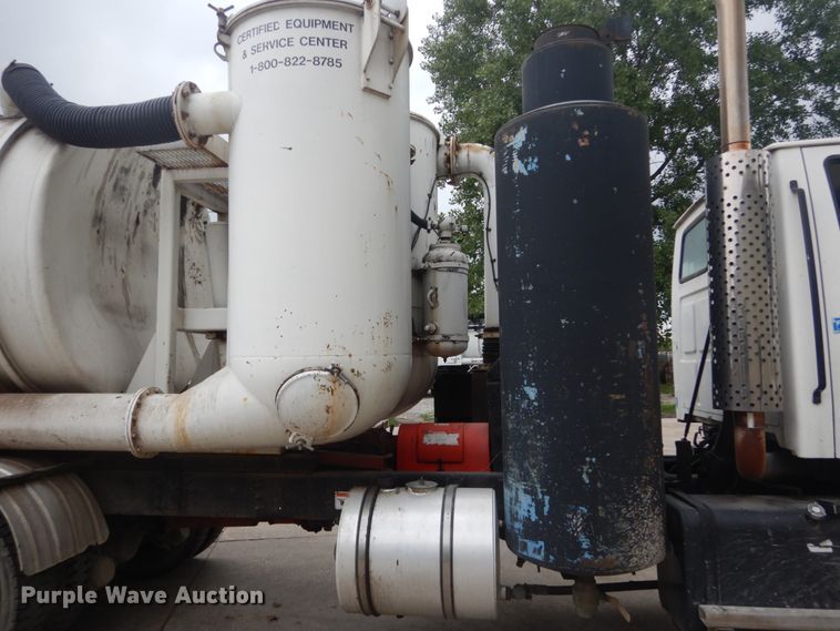 image for item JI9620 1997 Ford LT9000  vacuum truck