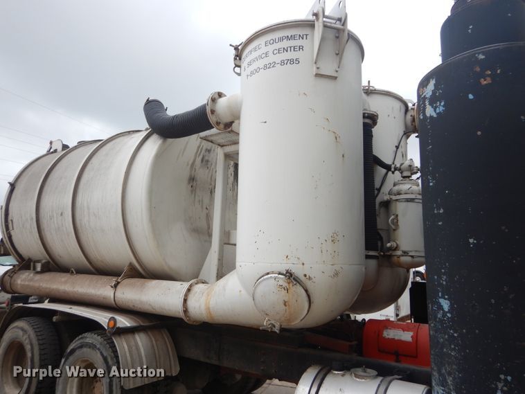 image for item JI9620 1997 Ford LT9000  vacuum truck