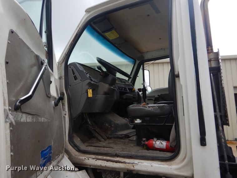 image for item JI9620 1997 Ford LT9000  vacuum truck