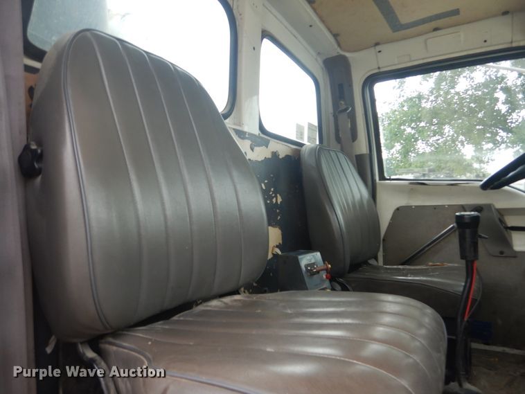 image for item JI9620 1997 Ford LT9000  vacuum truck