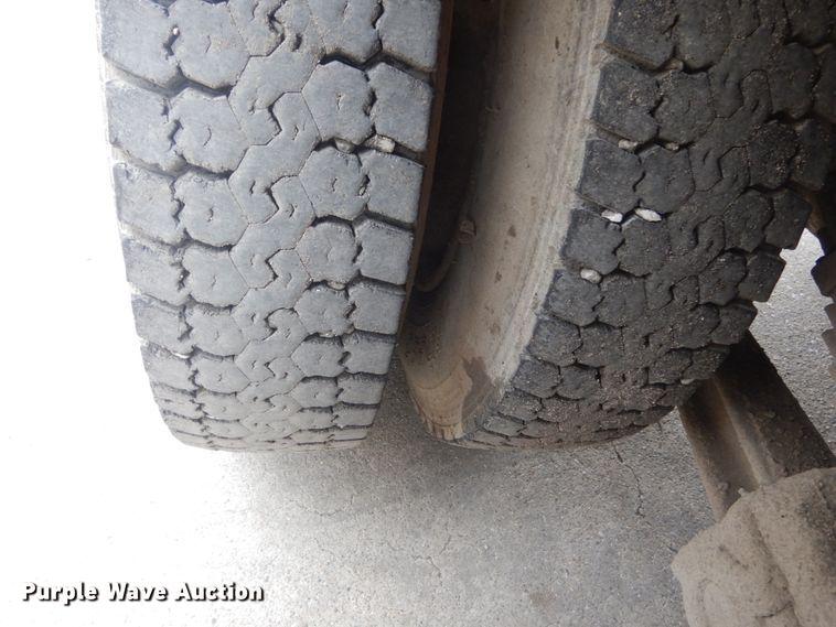 image for item JI9620 1997 Ford LT9000  vacuum truck