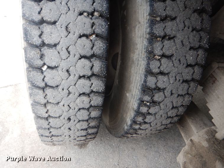 image for item JI9620 1997 Ford LT9000  vacuum truck