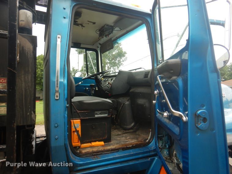 image for item JI9626 1995 Ford LTS9000  crane truck