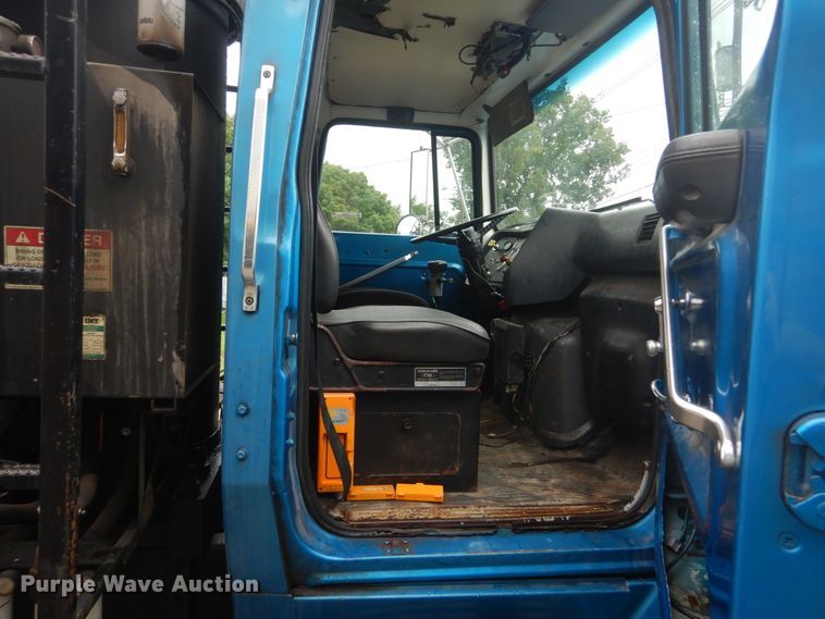 image for item JI9626 1995 Ford LTS9000  crane truck