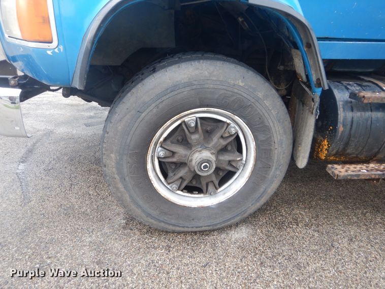 image for item JI9626 1995 Ford LTS9000  crane truck