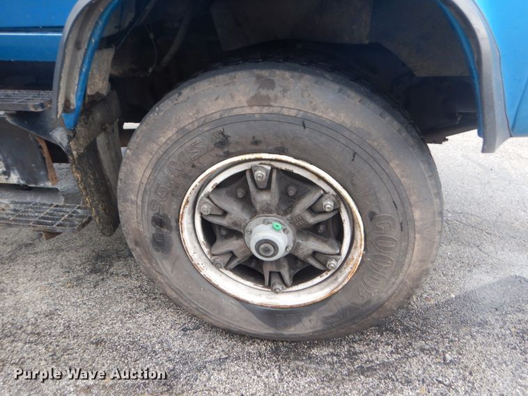 image for item JI9626 1995 Ford LTS9000  crane truck