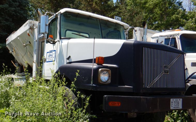 image for item JY9767 1996 Volvo WG  volumetric concrete truck