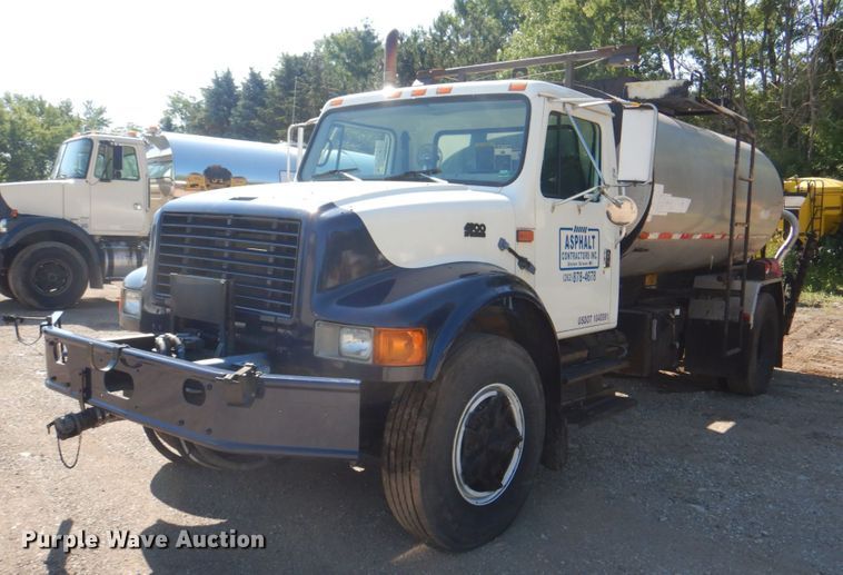 image for item JY9770 1996 International 4900  oil distributor truck