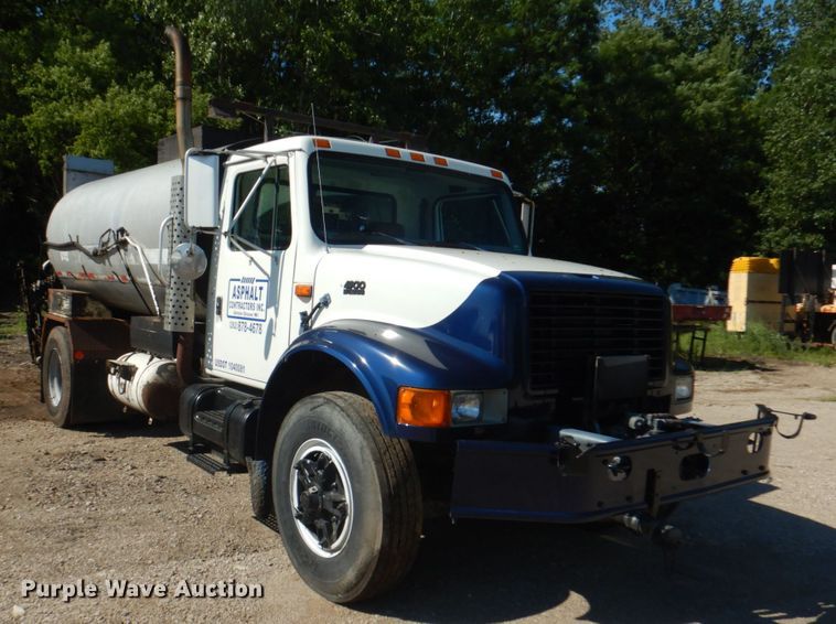 image for item JY9770 1996 International 4900  oil distributor truck