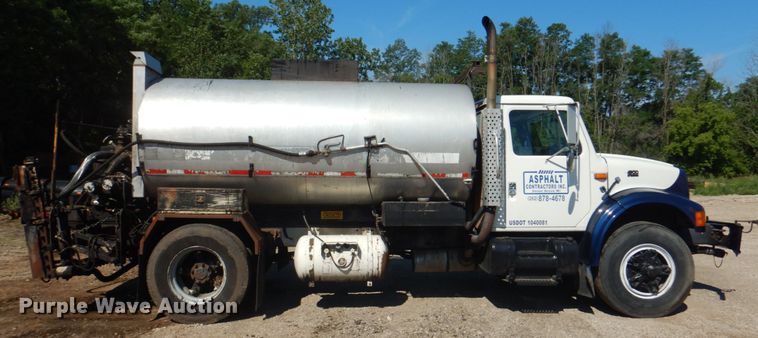image for item JY9770 1996 International 4900  oil distributor truck