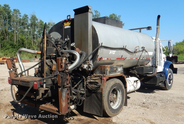 image for item JY9770 1996 International 4900  oil distributor truck