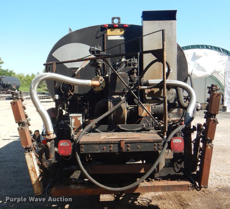 image for item JY9770 1996 International 4900  oil distributor truck