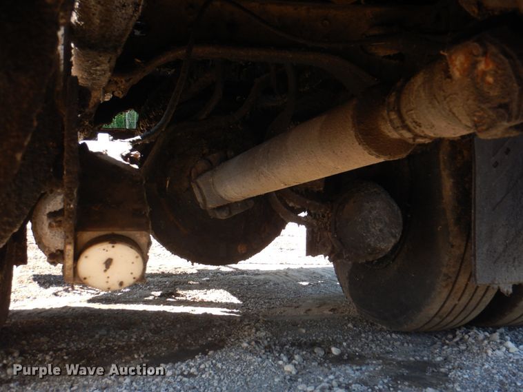 image for item JY9770 1996 International 4900  oil distributor truck