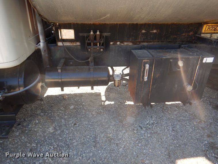 image for item JY9770 1996 International 4900  oil distributor truck