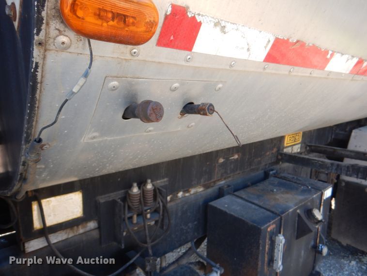 image for item JY9770 1996 International 4900  oil distributor truck