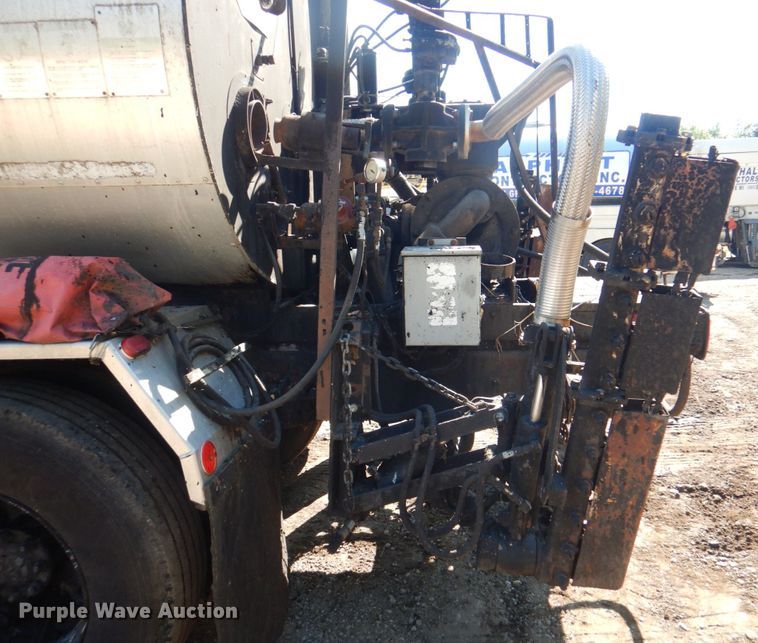 image for item JY9770 1996 International 4900  oil distributor truck