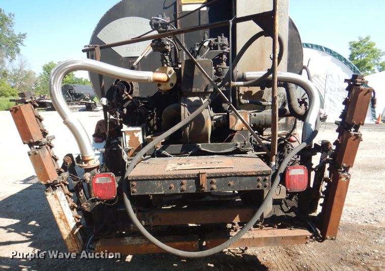 image for item JY9770 1996 International 4900  oil distributor truck