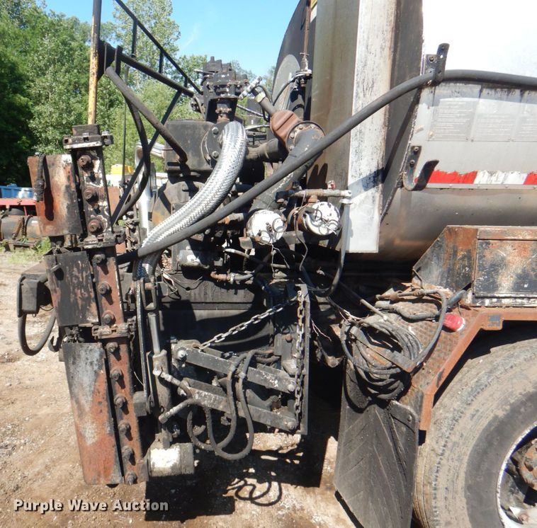 image for item JY9770 1996 International 4900  oil distributor truck