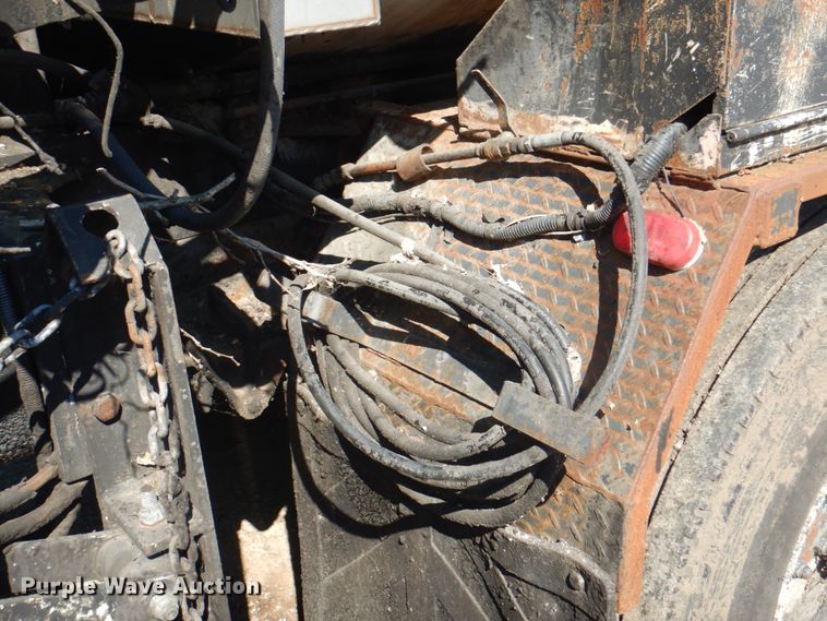 image for item JY9770 1996 International 4900  oil distributor truck