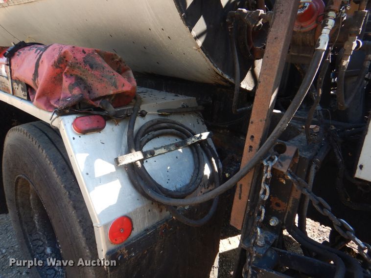 image for item JY9770 1996 International 4900  oil distributor truck