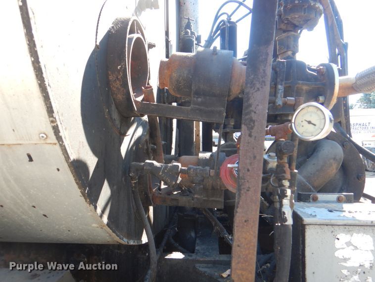 image for item JY9770 1996 International 4900  oil distributor truck