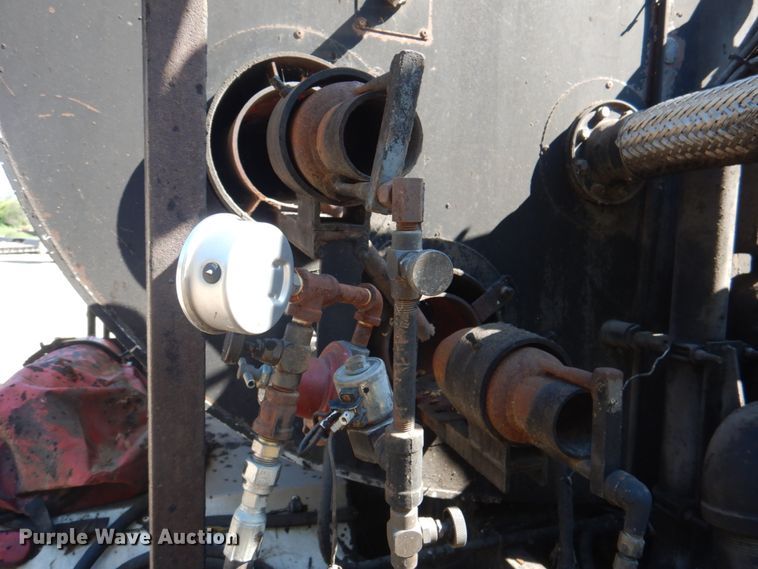 image for item JY9770 1996 International 4900  oil distributor truck