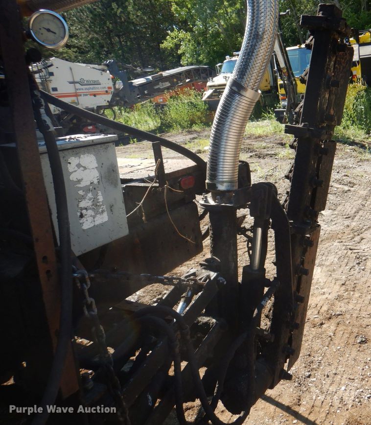 image for item JY9770 1996 International 4900  oil distributor truck