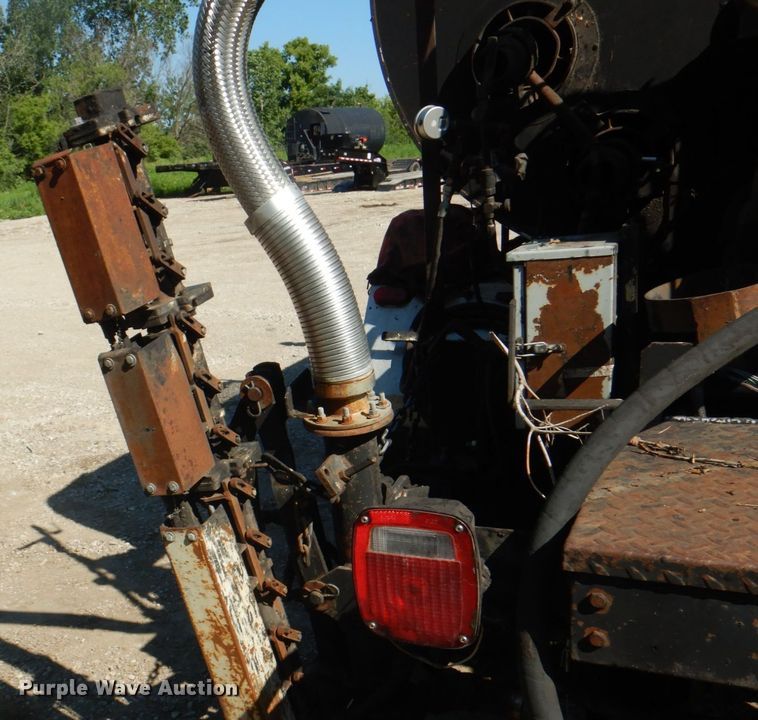 image for item JY9770 1996 International 4900  oil distributor truck