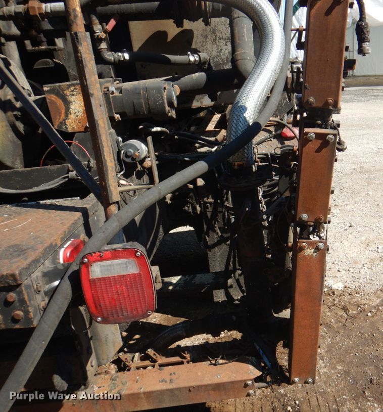 image for item JY9770 1996 International 4900  oil distributor truck