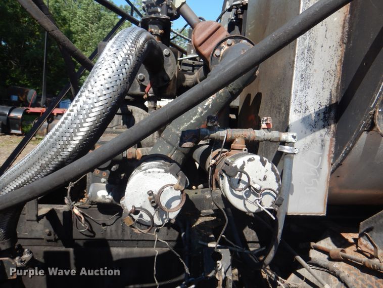 image for item JY9770 1996 International 4900  oil distributor truck