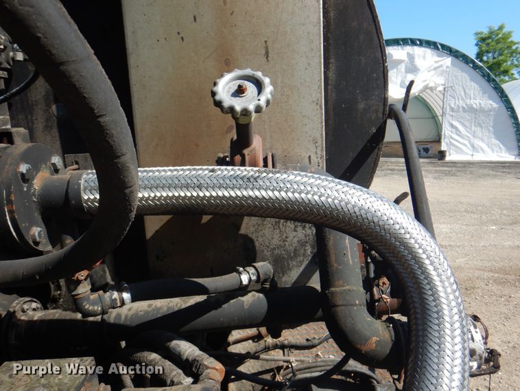 image for item JY9770 1996 International 4900  oil distributor truck