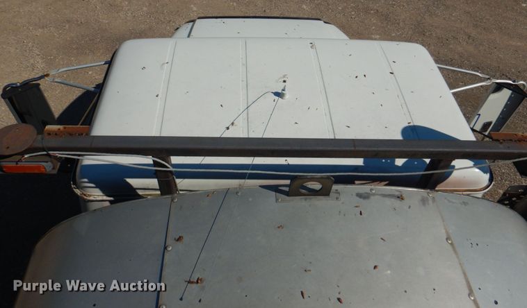 image for item JY9770 1996 International 4900  oil distributor truck