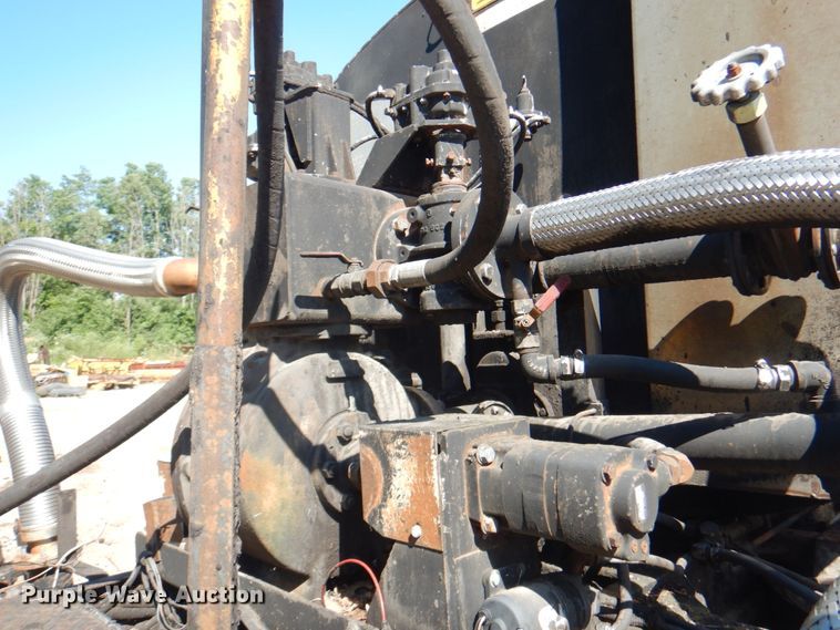 image for item JY9770 1996 International 4900  oil distributor truck