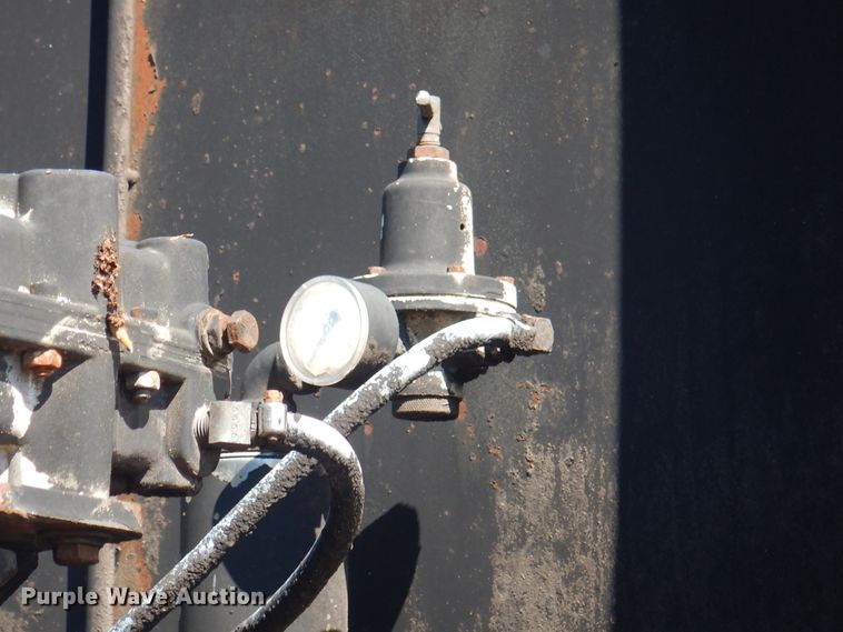 image for item JY9770 1996 International 4900  oil distributor truck