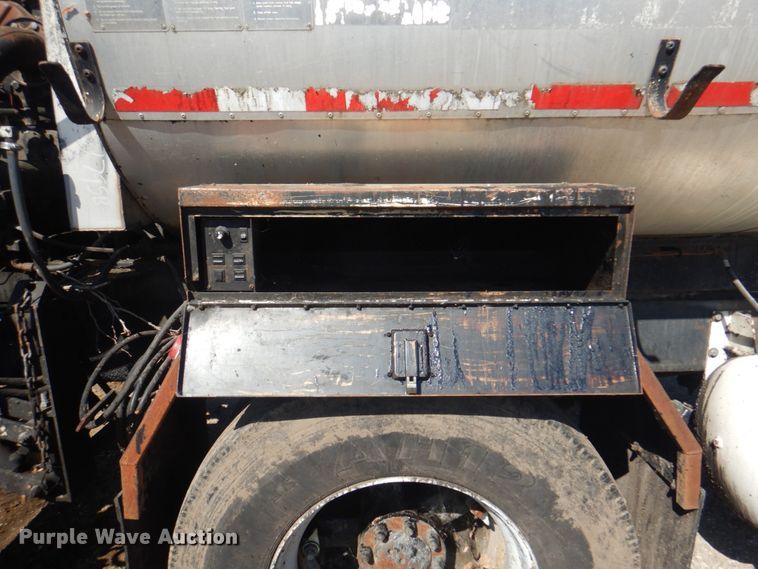 image for item JY9770 1996 International 4900  oil distributor truck