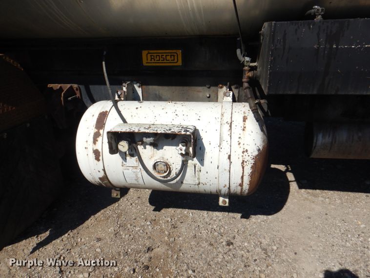 image for item JY9770 1996 International 4900  oil distributor truck