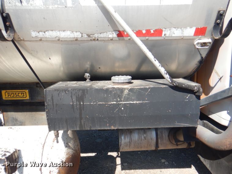 image for item JY9770 1996 International 4900  oil distributor truck