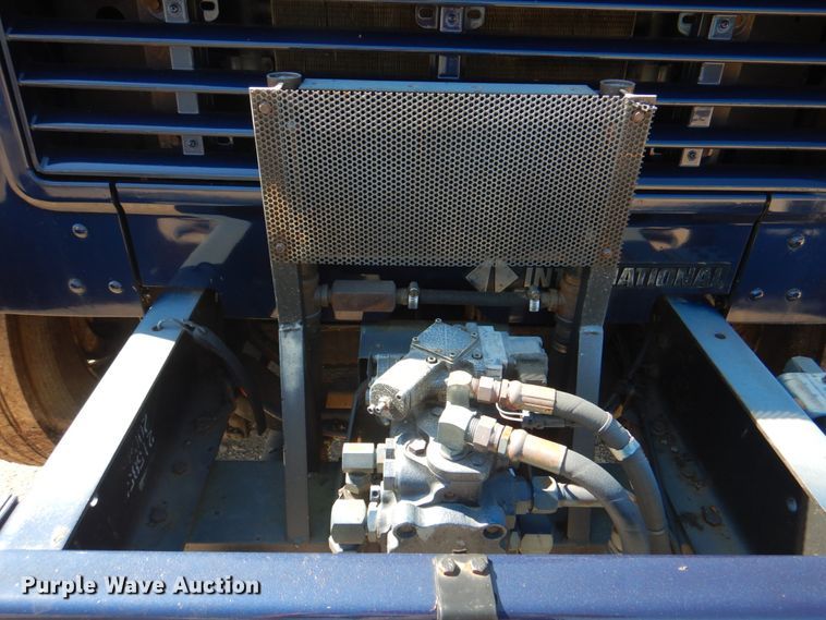 image for item JY9770 1996 International 4900  oil distributor truck