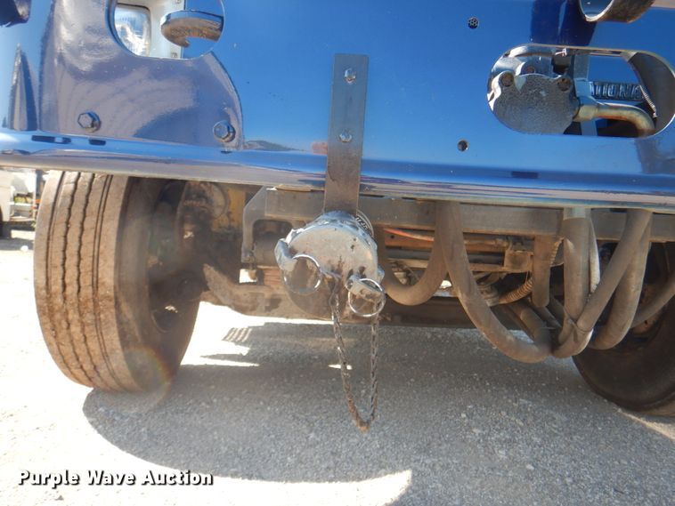 image for item JY9770 1996 International 4900  oil distributor truck