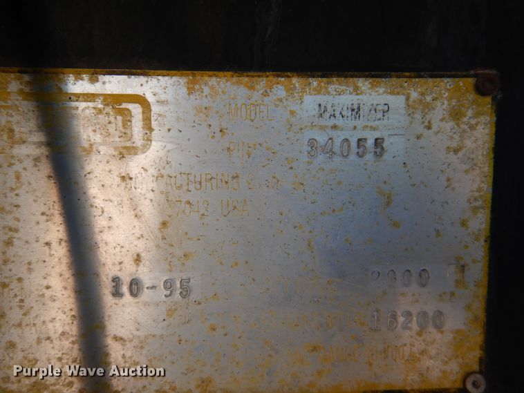 image for item JY9770 1996 International 4900  oil distributor truck