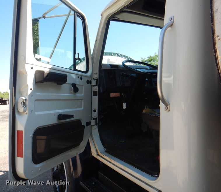 image for item JY9770 1996 International 4900  oil distributor truck