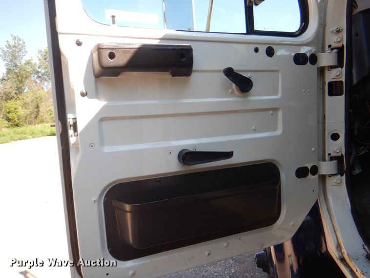 image for item JY9770 1996 International 4900  oil distributor truck