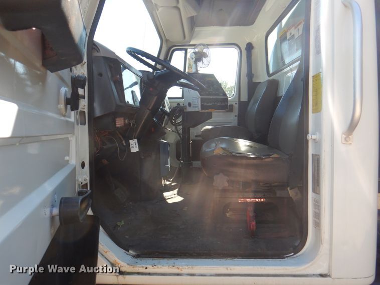 image for item JY9770 1996 International 4900  oil distributor truck